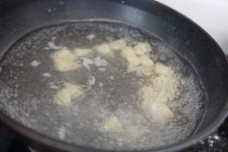 下土豆块煮至全熟