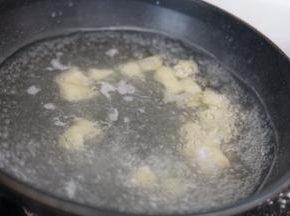 下土豆块煮至全熟