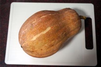 外婆种的南瓜，没农药，可以放心做馅料，洗净后去皮。