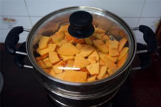 把切好的南瓜片放入蒸笼大火蒸20分钟（冷水入锅）。