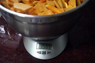 切成小片，称量重1589克。