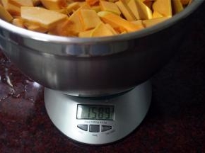 切成小片，称量重1589克。