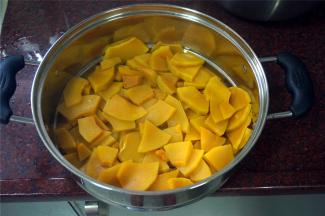 蒸好后放一边冷却一下，散走部分水汽。