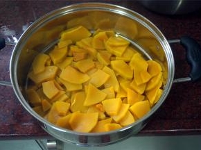 蒸好后放一边冷却一下，散走部分水汽。