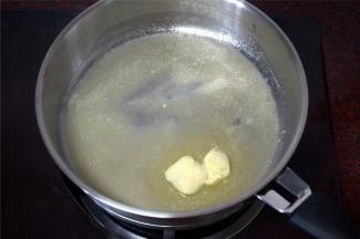 开始炒馅料，先放入黄油。
