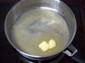 开始炒馅料，先放入黄油。