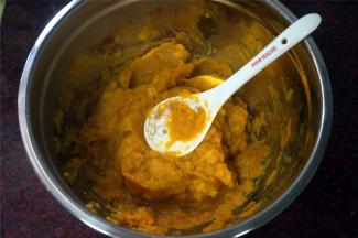 把南瓜捣成泥。