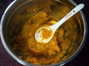 把南瓜捣成泥。