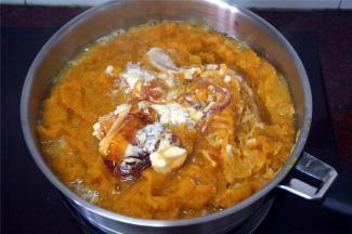 然后倒入南瓜泥，放入奶粉，盐，麦芽糖。