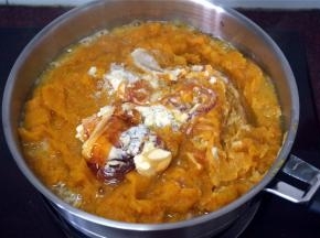 然后倒入南瓜泥，放入奶粉，盐，麦芽糖。