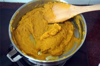 中火不停翻炒，大概1.5~2个小时，要有耐性哦！