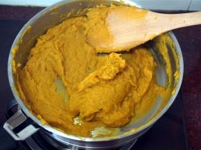 中火不停翻炒，大概1.5~2个小时，要有耐性哦！