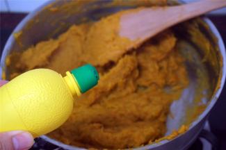 炒好时加入柠檬汁（新鲜的最好），拌均匀，摊凉后就可以用来做月饼了，如果暂时不用，可以抽真空处理，然后放冰箱零度保存。