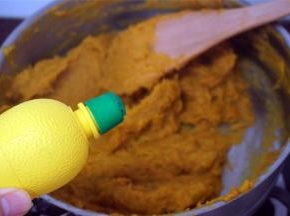 炒好时加入柠檬汁（新鲜的最好），拌均匀，摊凉后就可以用来做月饼了，如果暂时不用，可以抽真空处理，然后放冰箱零度保存。