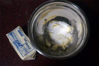 黄油切成小粒，软化后加入细砂糖。