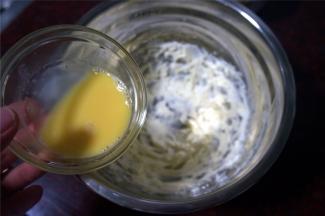 分两次加入全蛋液，搅打均匀。