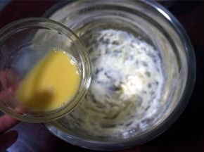 分两次加入全蛋液，搅打均匀。