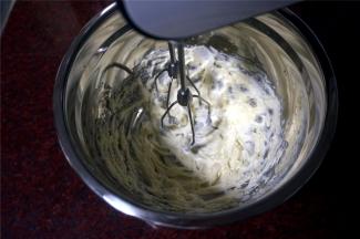 用打蛋器搅打至颜色变浅，体积变大。