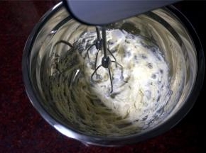 用打蛋器搅打至颜色变浅，体积变大。