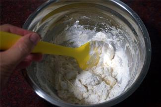 筛入低筋粉和泡打粉，搅拌成面团。