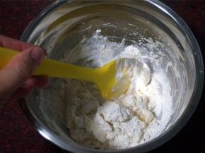 筛入低筋粉和泡打粉，搅拌成面团。