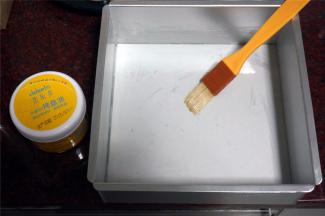 8寸的方形活底模具底部和四壁刷上一层薄薄的烤盘油。