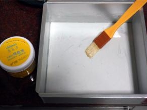 8寸的方形活底模具底部和四壁刷上一层薄薄的烤盘油。