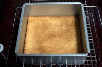 放入预热至175度的烤箱中层，上下火烘烤20分钟，至表面金黄色，取出。