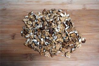 饼干底冷却的时候，做太妃果仁馅料。先将核桃仁稍微掰碎。