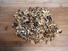 饼干底冷却的时候，做太妃果仁馅料。先将核桃仁稍微掰碎。