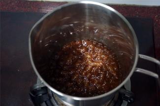 加热至沸腾后继续加热3分钟左右，至黄油和红糖完全融合在一起并产生许多泡沫。
