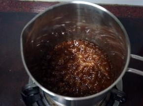 加热至沸腾后继续加热3分钟左右，至黄油和红糖完全融合在一起并产生许多泡沫。