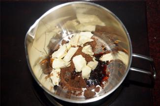 将红糖，黄金糖浆，黄油，柠檬汁全部放入奶锅，小火加热，边加热边搅拌，防黏底。