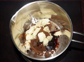 将红糖，黄金糖浆，黄油，柠檬汁全部放入奶锅，小火加热，边加热边搅拌，防黏底。