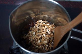 熄火，倒入核桃肉，拌均匀。