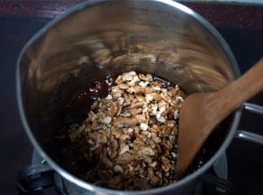 熄火，倒入核桃肉，拌均匀。