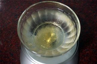 吉利丁片剪碎，用冰水浸泡湿润。