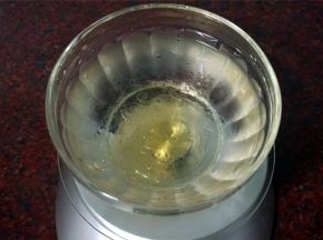 吉利丁片剪碎，用冰水浸泡湿润。
