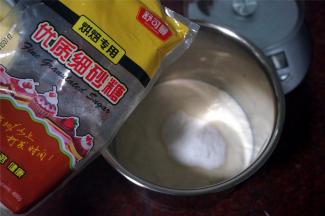 往自制的无糖酸乳酪里加入40克细砂糖，拌均匀。