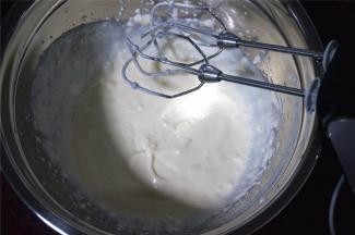 先将淡奶油打至六分发再进行下一步。