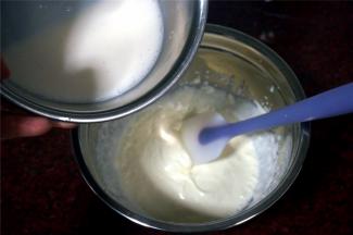 将酸乳酪加入到淡奶油中，拌匀，成为酸乳酪慕斯液。