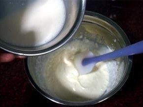 将酸乳酪加入到淡奶油中，拌匀，成为酸乳酪慕斯液。
