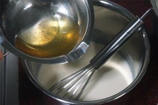 将融化了的吉利丁液加入到酸乳酪，边加入边快速拌均匀。