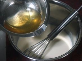 将融化了的吉利丁液加入到酸乳酪，边加入边快速拌均匀。