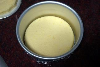 6寸的活底模具先垫上一张6寸的吸油纸，然后放入一片蛋糕片。