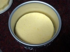6寸的活底模具先垫上一张6寸的吸油纸，然后放入一片蛋糕片。
