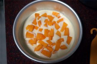 倒入一层慕斯液，然后放入芒果丁。