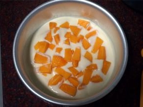 倒入一层慕斯液，然后放入芒果丁。