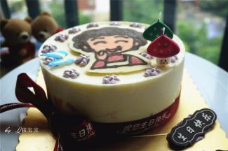 最后用少许淡奶油装饰表面即可。