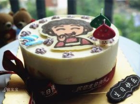 最后用少许淡奶油装饰表面即可。